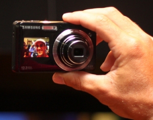 Die erste Kamera, die das Display auf der richtigen Seite hat: Die Samsung ST550